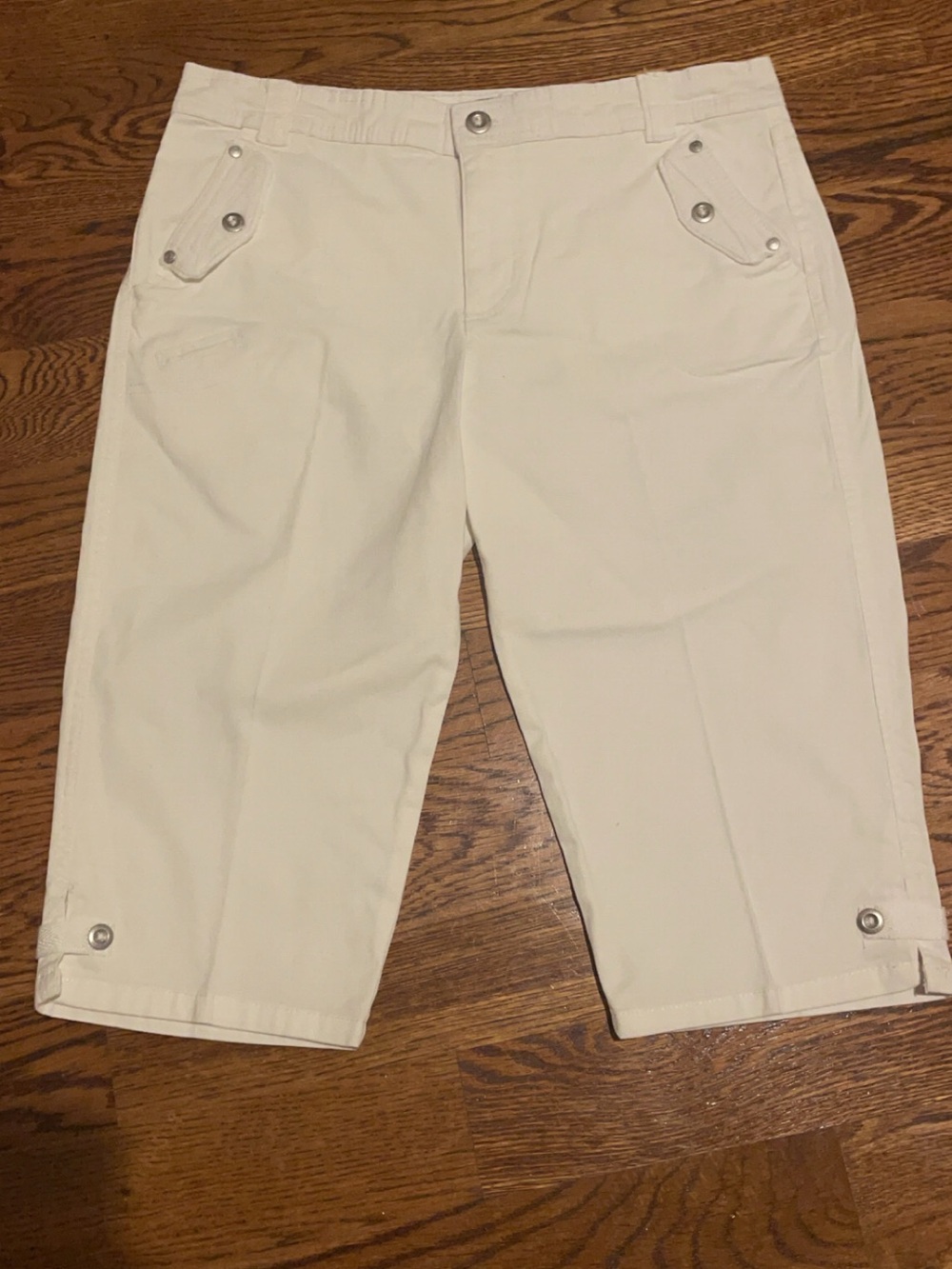 Women’s Cream Stretch Chino Capris with Snap Pocket Detail